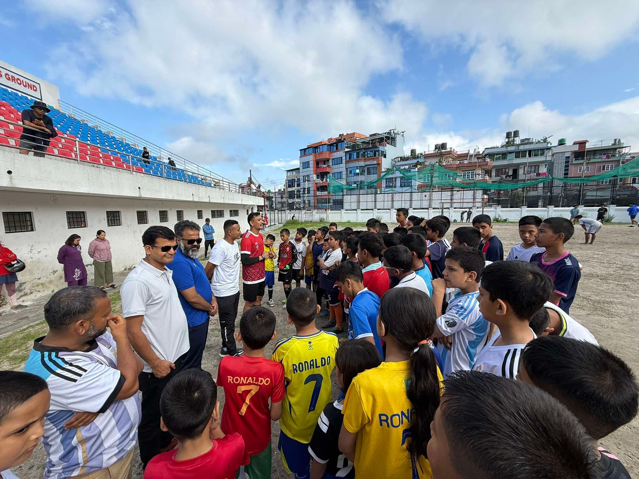 खेलाडिहरुको हौसला बढाउन पूर्व राष्ट्रिय कप्तान विराज महर्जन बुढानीलकण्ठमा